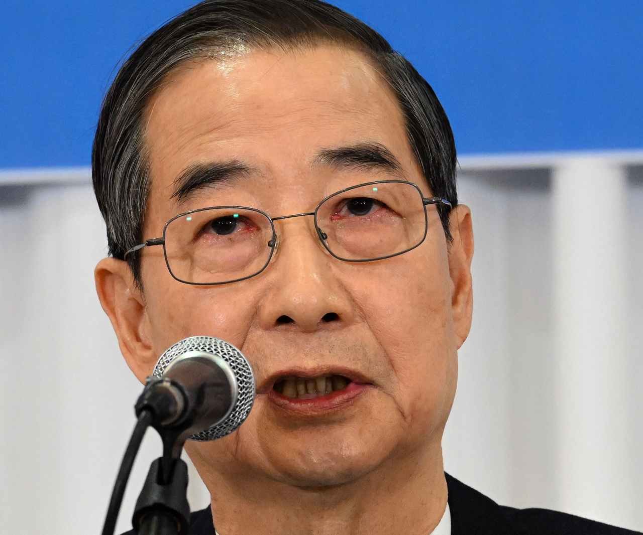 Former Prime Minister Han Duck-soo, who announced his presidential candidacy last week, speaks during a press conference in Seoul on Tuesday. (Yonhap)