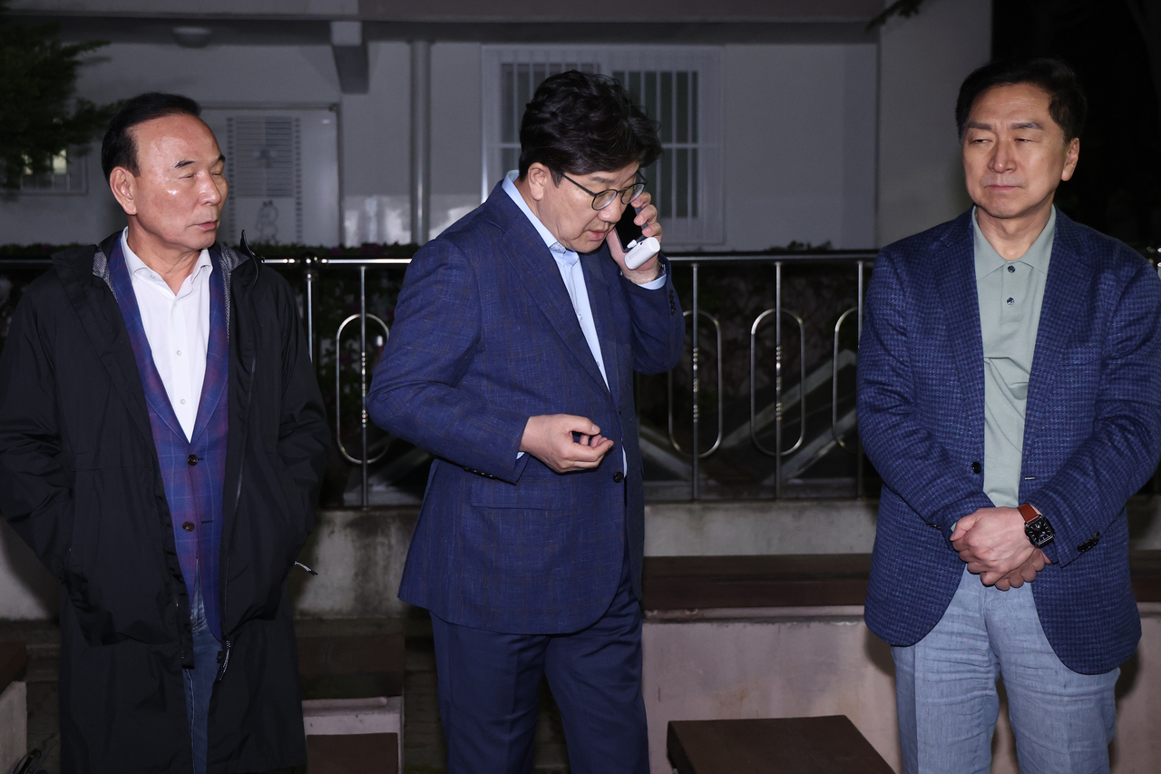 권성동(가운데) 국민의힘 원내대표 김기현·박덕흠 의원이 6일 후보 단일화 압박에 반발하며 후보 일정을 중단하고 상경한 김문수 대선 후보를 만나기 위해 서울 관악구 김 후보의 자택 앞에서 기다리고 있다. [연합]