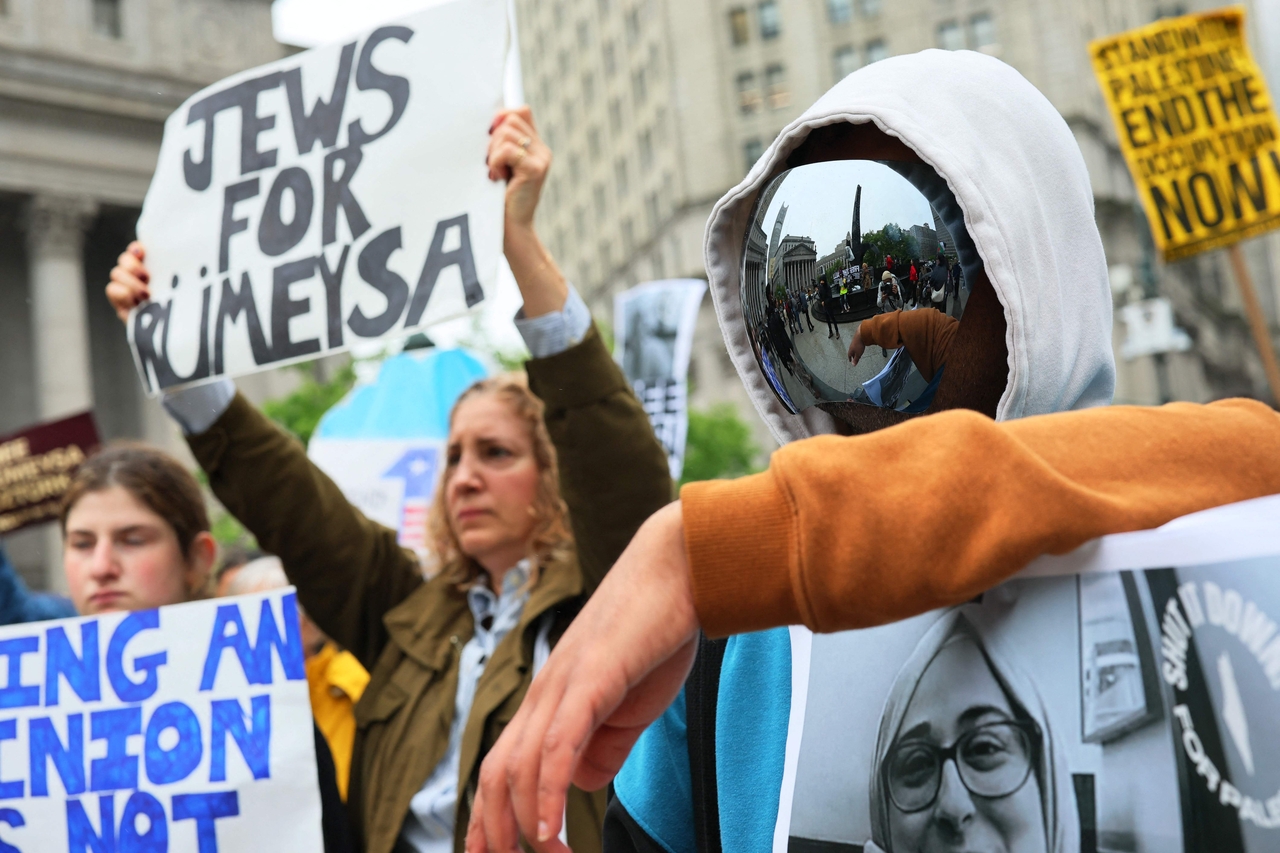 People gather for a rally in support of Tufts University student Rumeysa Ozturk and Columbia University student activist Mohsen Mahdawi in New York City, Tuesday. (AFP-Yonhap)