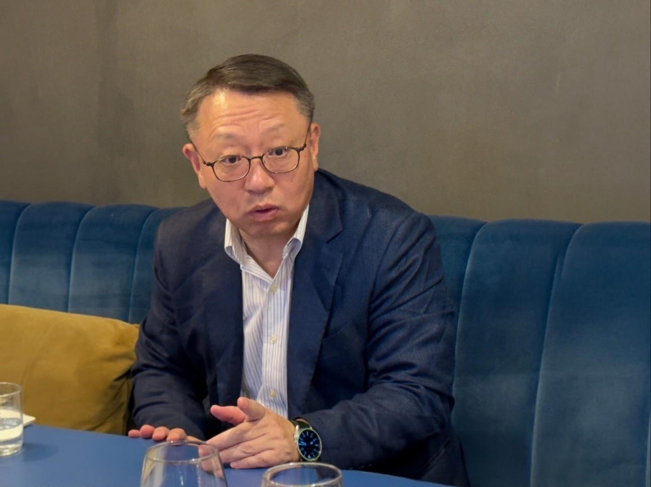 Woori Bank President and CEO Jung Jin-wan speaks on the lender's plans for the operation of the bank’s Warsaw branch in Poland while meeting with reporters in Milan, Italy, Sunday. (Yonhap)