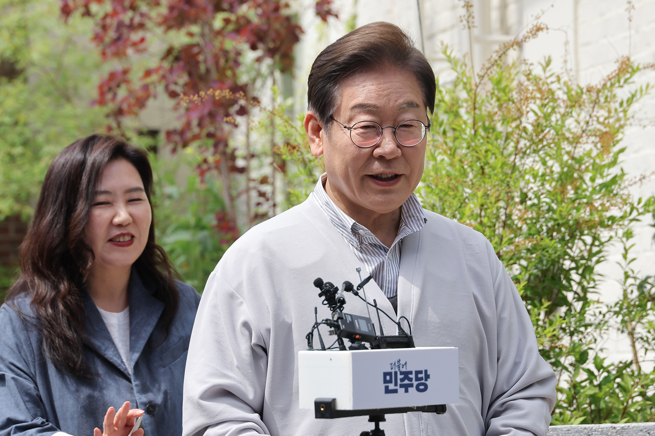 이재명 더불어민주당 대선 후보가 ‘골목골목 경청투어:국토종주편’에 나선 7일 전북 전주시 완산구의 한 카페에서 ‘K-콘텐츠’ 산업 진흥 간담회를 마친 뒤 고법의 ‘파기환송심 연기’ 관련 입장을 밝히고 있다.
이날 서울고등법원은 오는 15일 예정됐던 이 후보의 공직선거법 위반 혐의 사건 파기환송심 첫 공판을 오는 6월 18일로 연기했다. [연합]