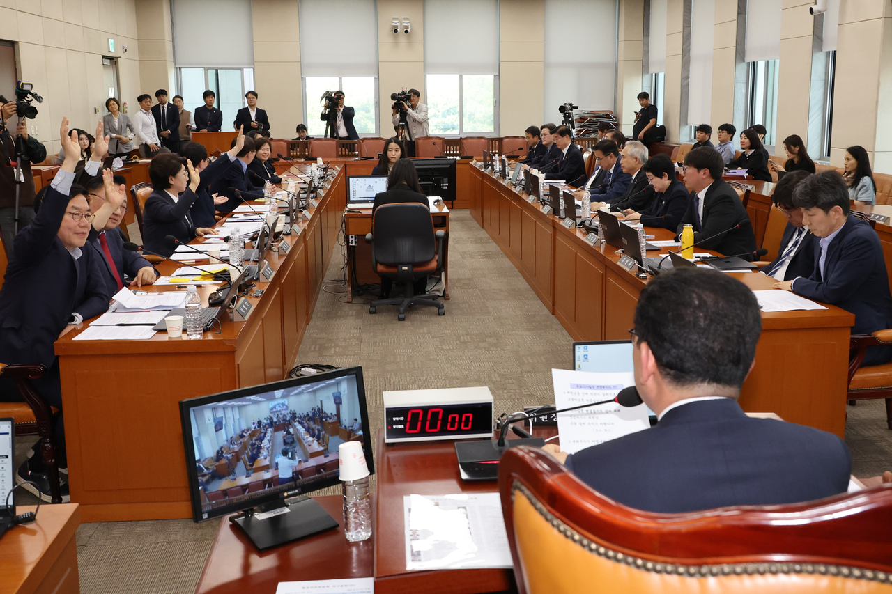 7일 국회 행정안전위원회에서 위원들이 공직선거법 개정안 상정을 앞두고 의사일정 변경 동의의 건에 대해 거수표결하고 있다. [연합]