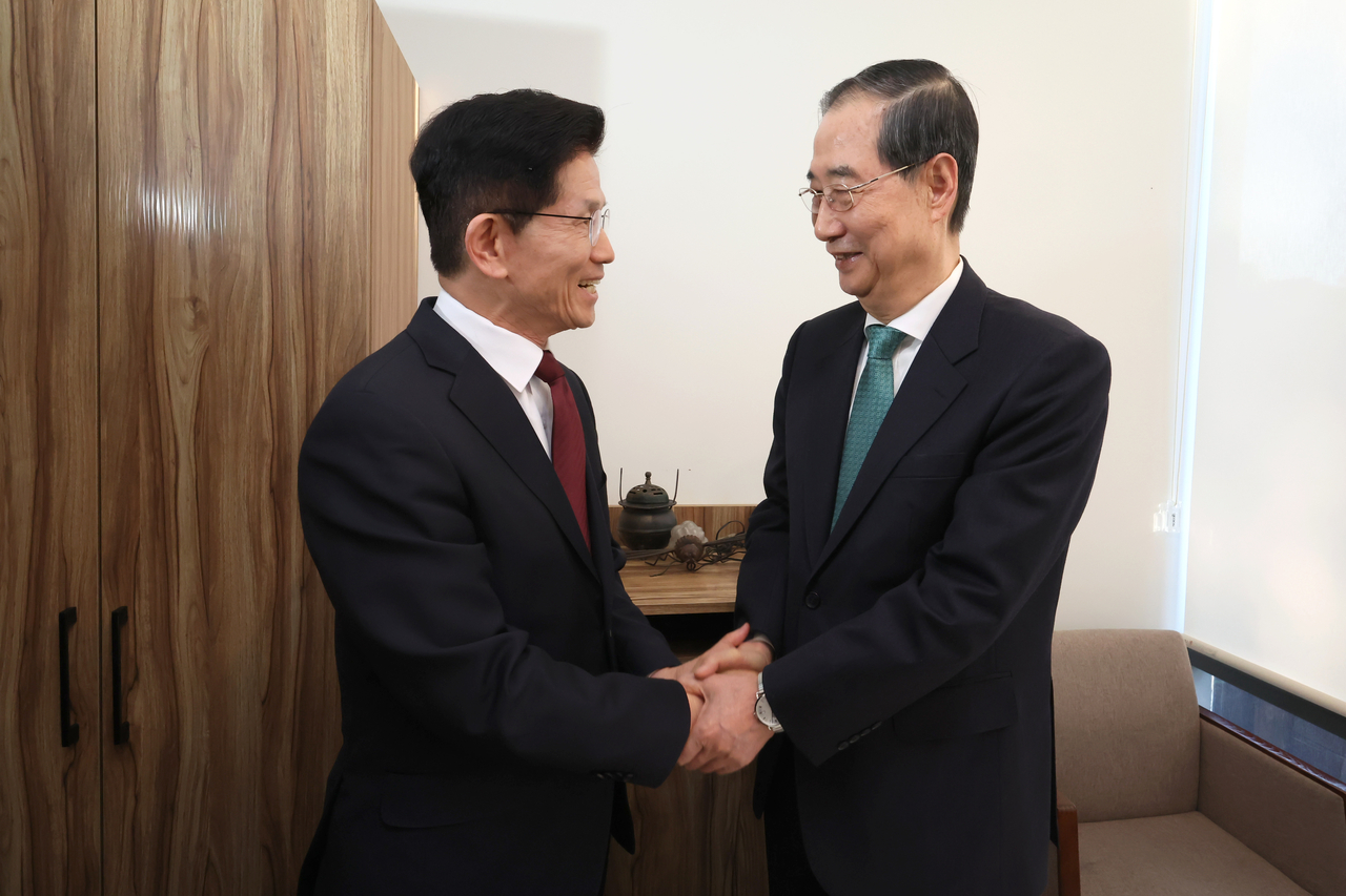 국민의힘 김문수 대선후보(왼쪽)와 무소속 한덕수 대선 예비후보가 7일 서울 종로구의 한 식당에서 후보 단일화 관련 회동을 하기 전 악수하고 있다. <연합>