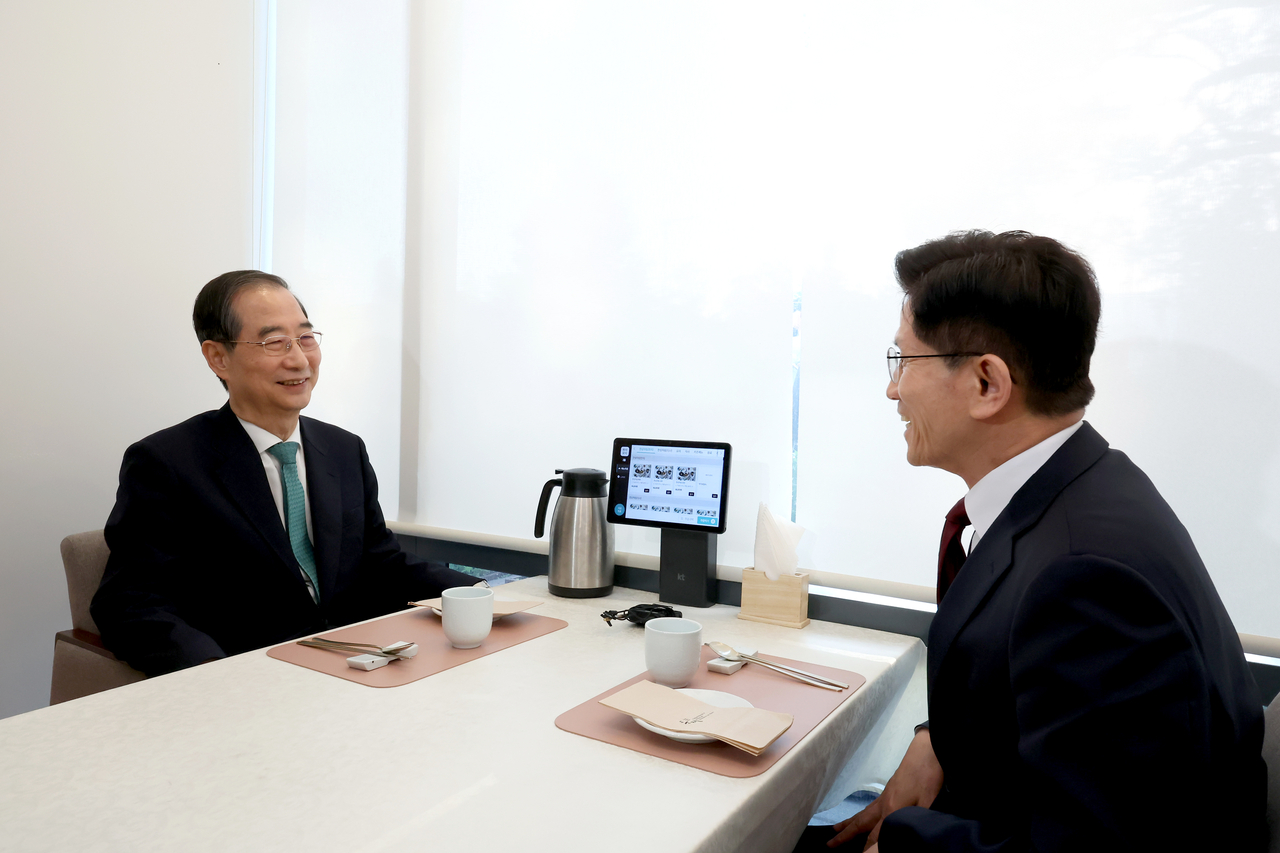 국민의힘 김문수 대선후보(오른쪽)와 무소속 한덕수 대선 예비후보가 7일 서울 종로구의 한 식당에서 후보 단일화 관련 회동을 하고 있다. <연합>