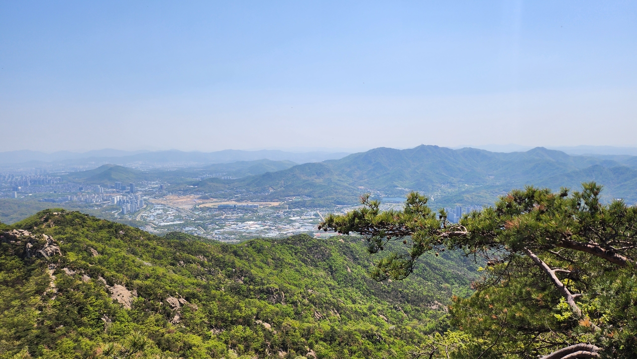 Surrounding scenery viewed from Yeonjudae, the peak of Gwanaksan (Lee Jung-yeon/The Korea Herald)
