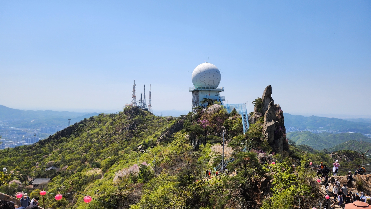 A vista of the surrounding area seen from Yeonjudae, the peak of Gwanaksan (Lee Jung-yeon/The Korea Herald)