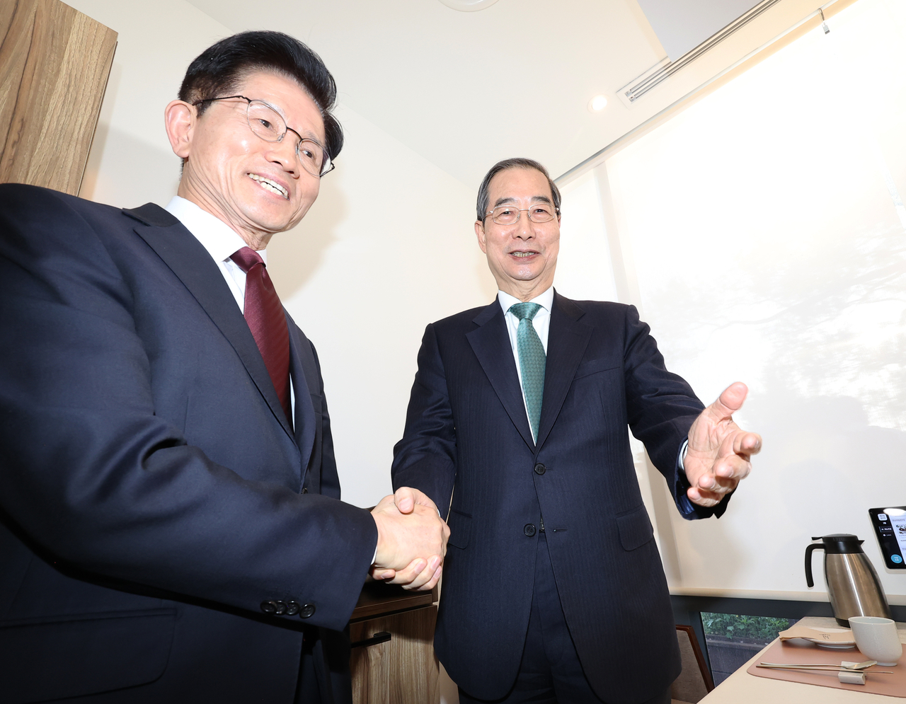 김문수(왼쪽) 국민의힘 대선 후보와 한덕수 무소속 예비후보가 7일 오후 서울 종로구의 한 식당에서 단일화 관련 회동을 하기 전 인사를 나누고 있다. 임세준 기자