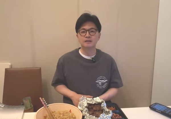 Former ruling People Power Party Chair Han Dong-hoon talks during a live YouTube broadcast aired Monday. (Photo captured from YouTube)