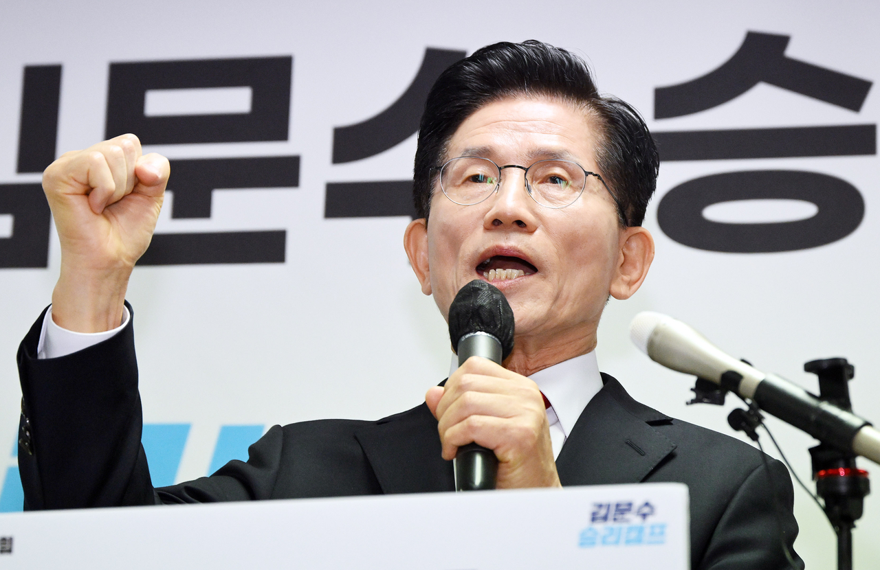 김문수 국민의힘 대통령선거 후보가 8일 오전 서울 여의도 선거 캠프 사무실에서 긴급 기자회견을 열고 단일화에 관한 입장을 밝히고 있다.  이상섭 기자