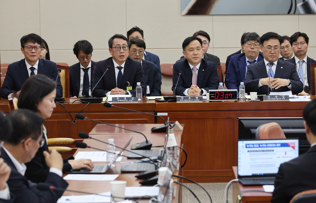 8일 국회 과학기술정보방송통신위원회 전체회의에서 열린 SK텔레콤 유심 해킹 사건 청문회에서 유영상 SK텔레콤 대표이사가 의원 질의에 답하고 있다. [연합뉴스]