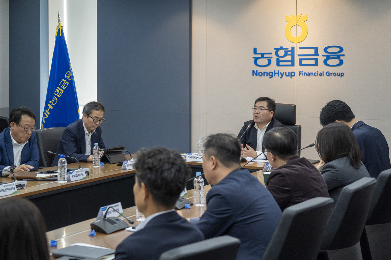 NH Financial Group Vice President Jo Jeong-rae of Future Growth Division (center) speaks during a global strategy meeting at the group's headquarters in Jung-gu, central Seoul, on Wednesday. (NH Financial Group)