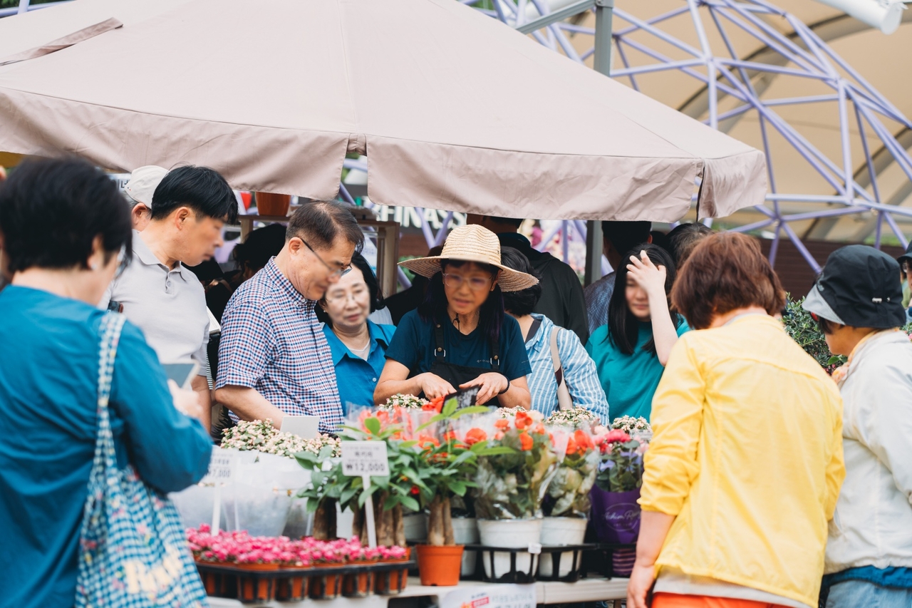 Visitors enjoy the Seoul International Garden Show 2024 at Ttukseom Hangang Park in Gwangjin-gu, northeastern Seoul. (Seoul Metropolitan Government)