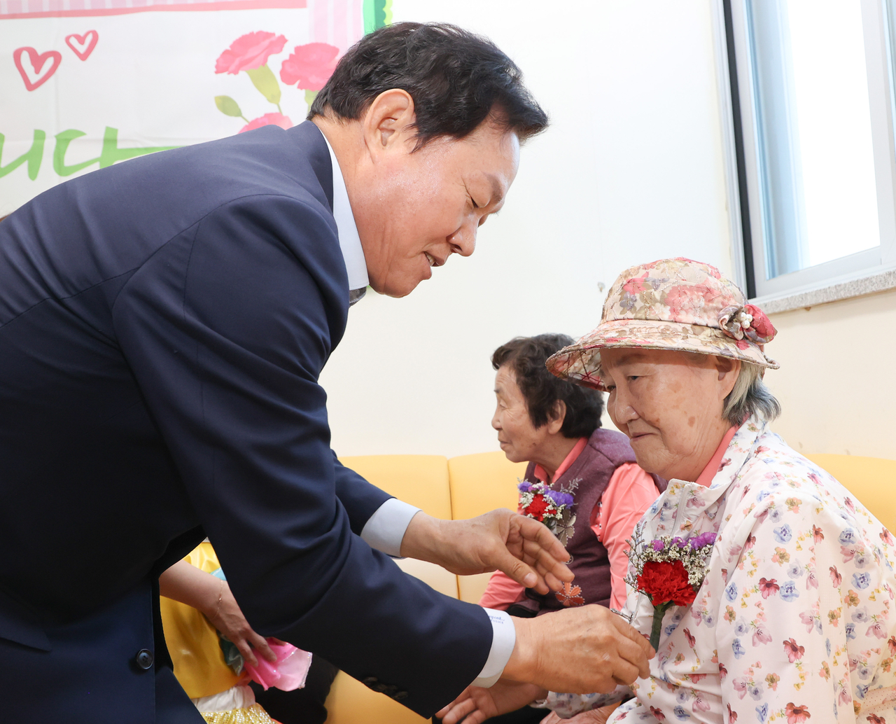 박완수 경남도지사가 8일 어버이날을 맞아 김해시서부노인종합복지관과 김해보훈요양원을 방문해 카네이션과 식사 나눔 봉사 등 위문 활동을 펼쳤다. [경남도 제공]