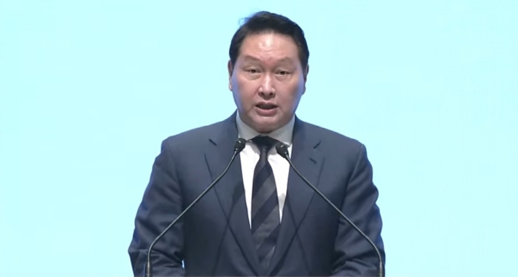 최태원 대한상공회의소 회장이 8일 서울 중구 대한상의 국제회의장에서 열린 이재명 더불어민주당 대선 후보 초청 경제계 간담회에서 환영사를 하고 있다. [대한상공회의소 유튜브 갈무리]