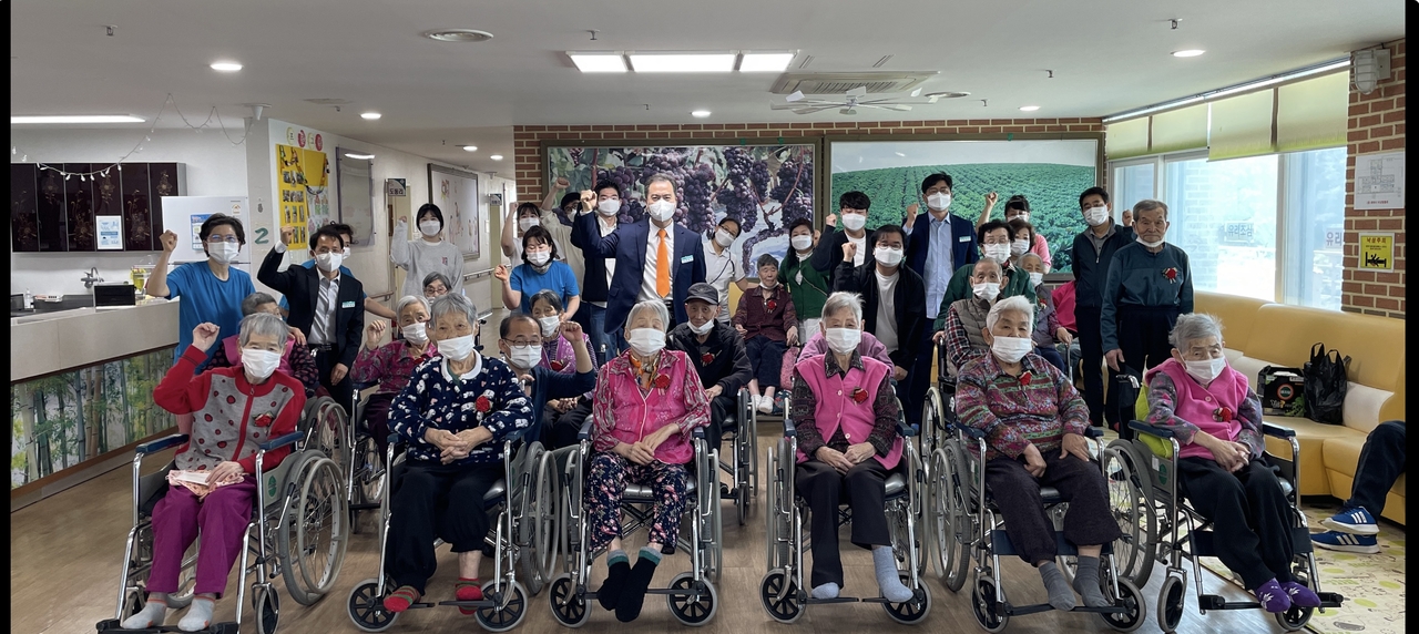울릉교육청이 8일 어버이날을 맞아 노인요양시설에서 효 음악회를 개최해 어르신들에게 감동을 선사했다 [울릉교육청 제공)