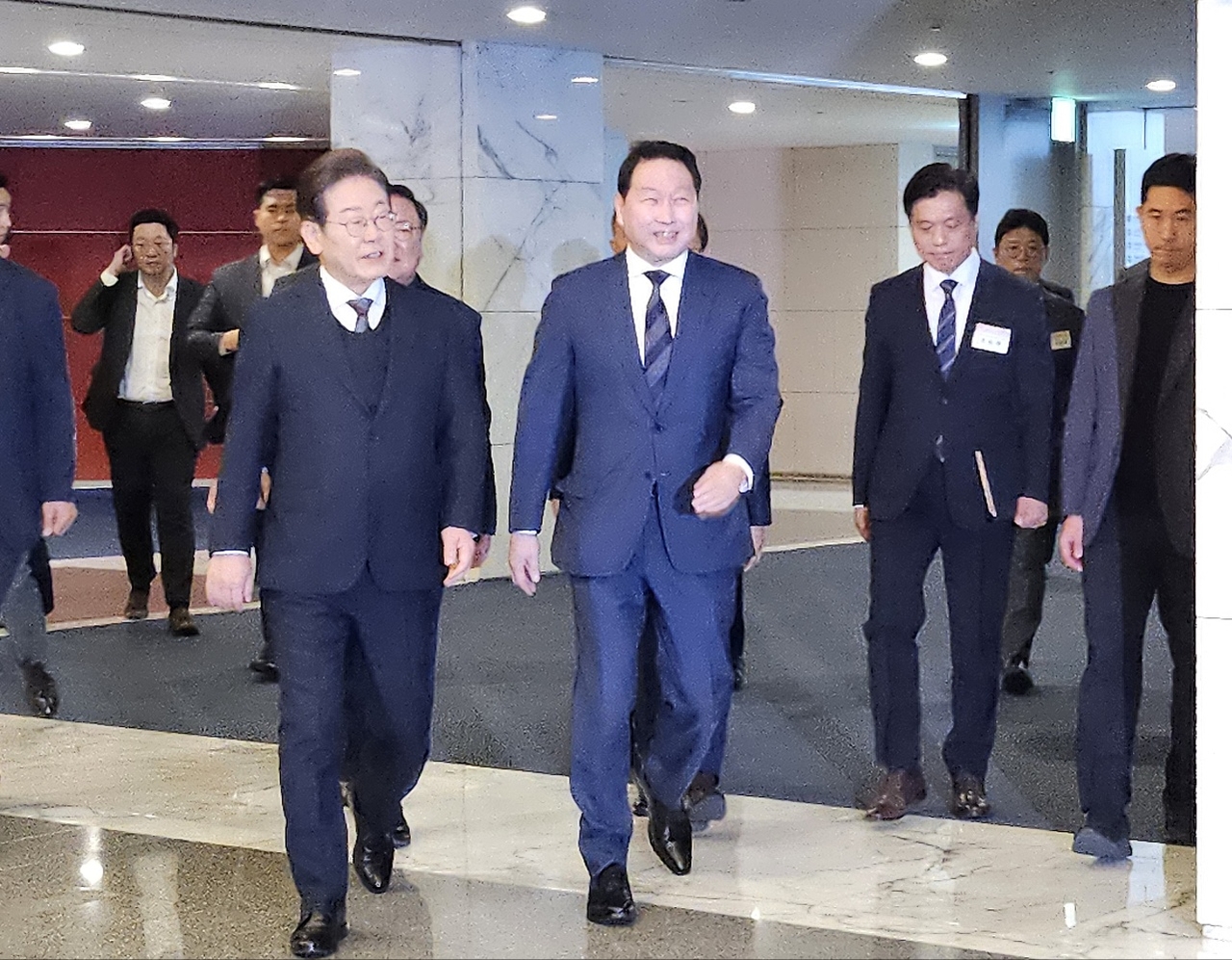 이재명 더불어민주당 대선 후보(왼쪽)와 최태원 대한상공회의소 회장이 8일 오전 서울 중구 대한상의 국제회의장에 들어서고 있다. 이날 경제 5단체는 이 후보를 초청해  경제계 간담회를 진행했다. [박혜원 기자]
