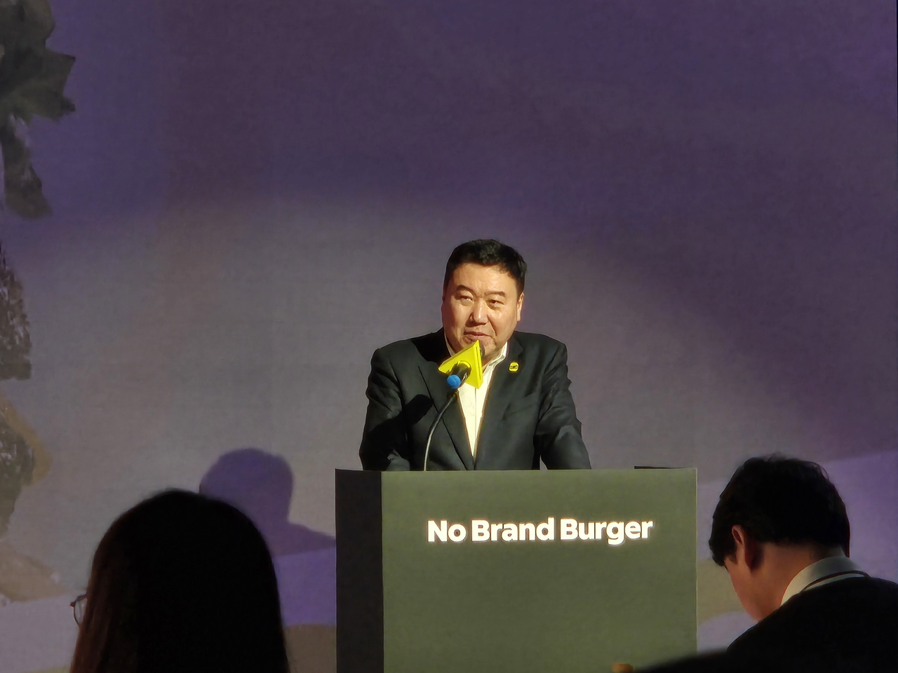 강승협 신세계푸드 대표가 8일 서울 강남구 코엑스에서 기자간담회를 열고 가멩모델을 소개하고 있다. 정석준 기자