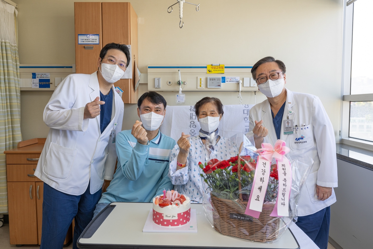 중앙대의료원 100번째 간이식 환자 회복 기념사진
