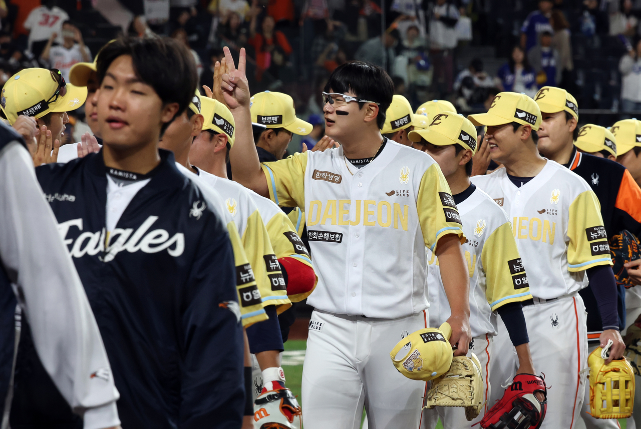 Hanwha Eagles players celebrate their 10-6 win over the Samsung Lions in a Korea Baseball Organization regular-season game at Daejeon Hanwha Life Ballpark in Daejeon, 140 kilometers south of Seoul, on Wednesday. (Yonhap)