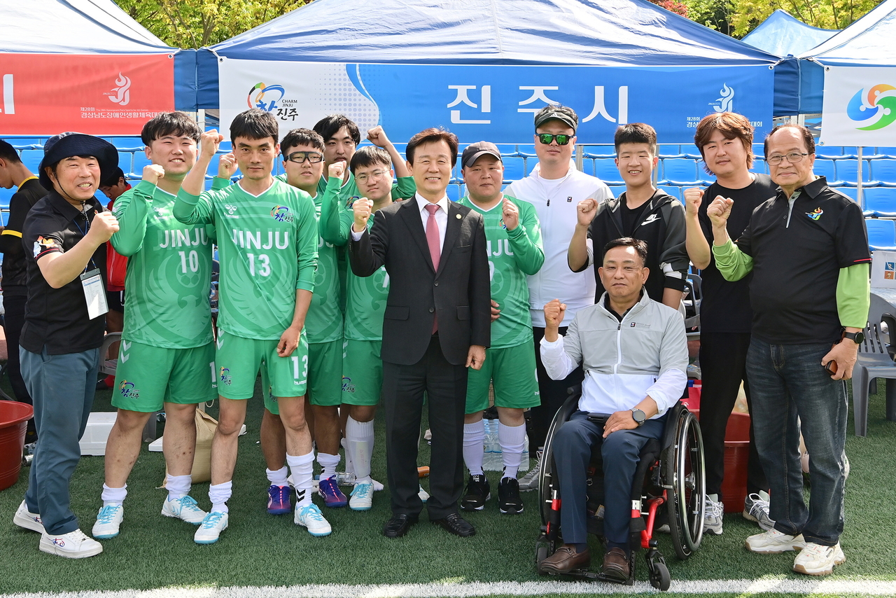 조규일 진주시장이 ‘제28회 경상남도장애인생활체육대회’에서 진주시 출전 선수들과 화이팅을 하고 있다.  [진주시 제공]