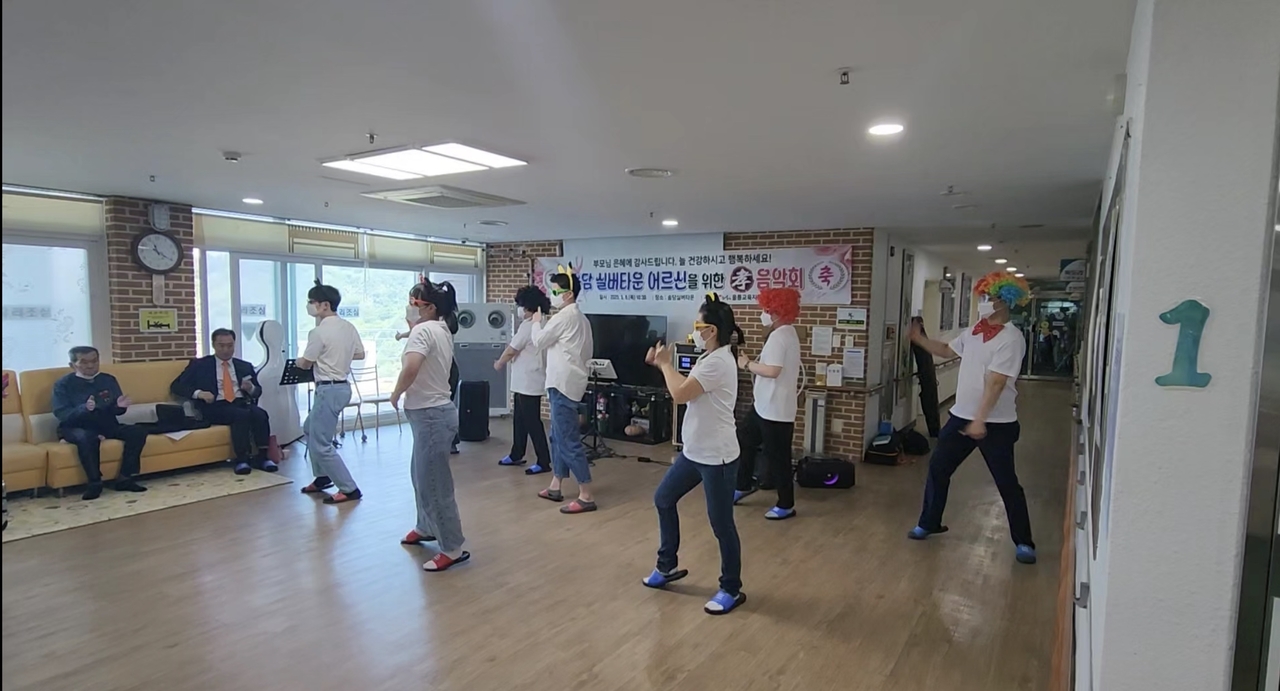 울릉교육청이 8일 어버이날을 맞아 노인요양시설에서 효 음악회를 개최해 어르신들에게 감동을 선사했다 [울릉교육청 제공)