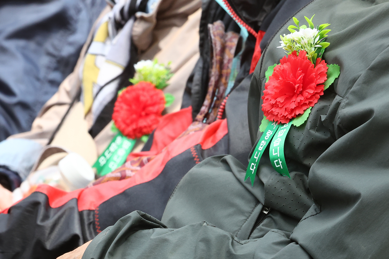 Participants with pinned carnations at a Parents’ Day celebration in Dongdaemun-gu, Seoul, Thursday (Yonhap)