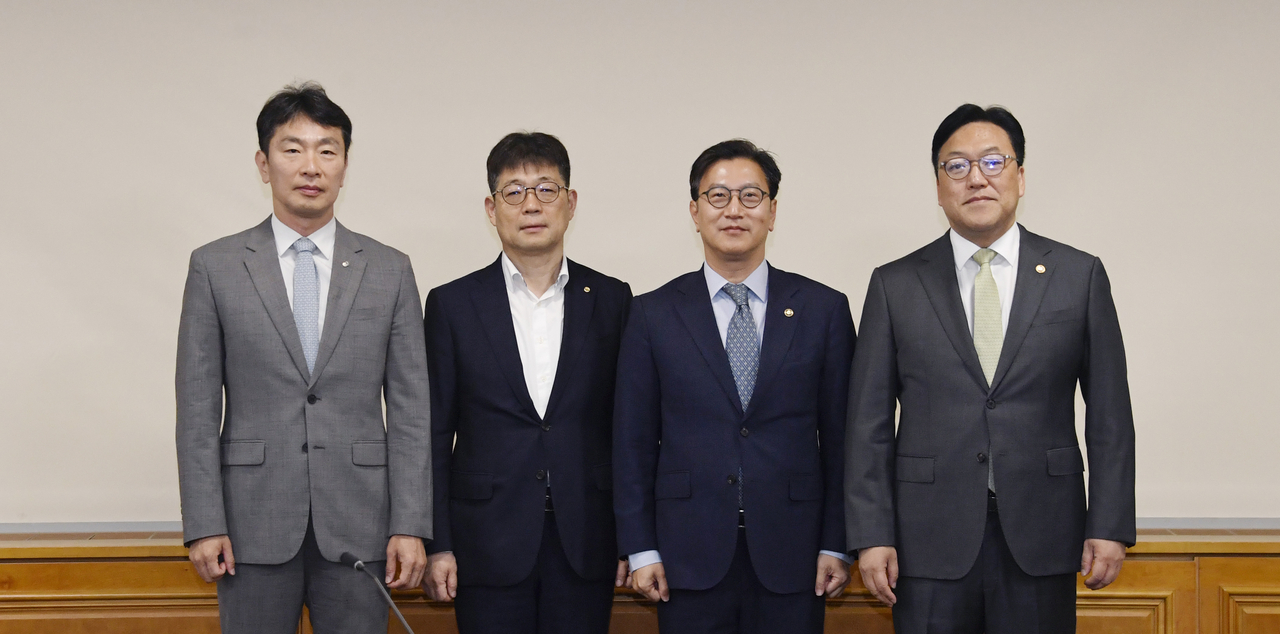 김범석 기획재정부 장관 직무대행이 8일 오전 서울 중구 은행회관에서 열린 ‘거시경제금융현안간담회’를 주재, 회의 시작에 앞서 기념촬영을 하고 있다. [기획재정부 제공]