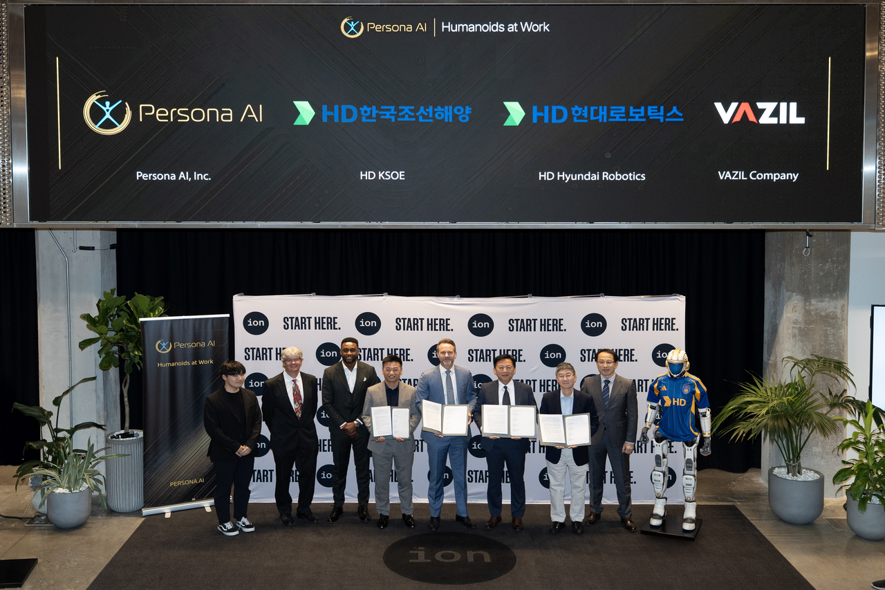 Song Young-hoon (second from right), head of the Solution Division at HD Hyundai Robotics; Lee Dong-ju (third from right), head of the Manufacturing Innovation Laboratory at HD KSOE; Nicolaus Radford (fourth from right), CEO of Persona AI; and Kim Sung-won (fifth from right), CTO of Vazil Company, hold certificates of partnership after signing the agreement in Houston. (HD Hyundai)