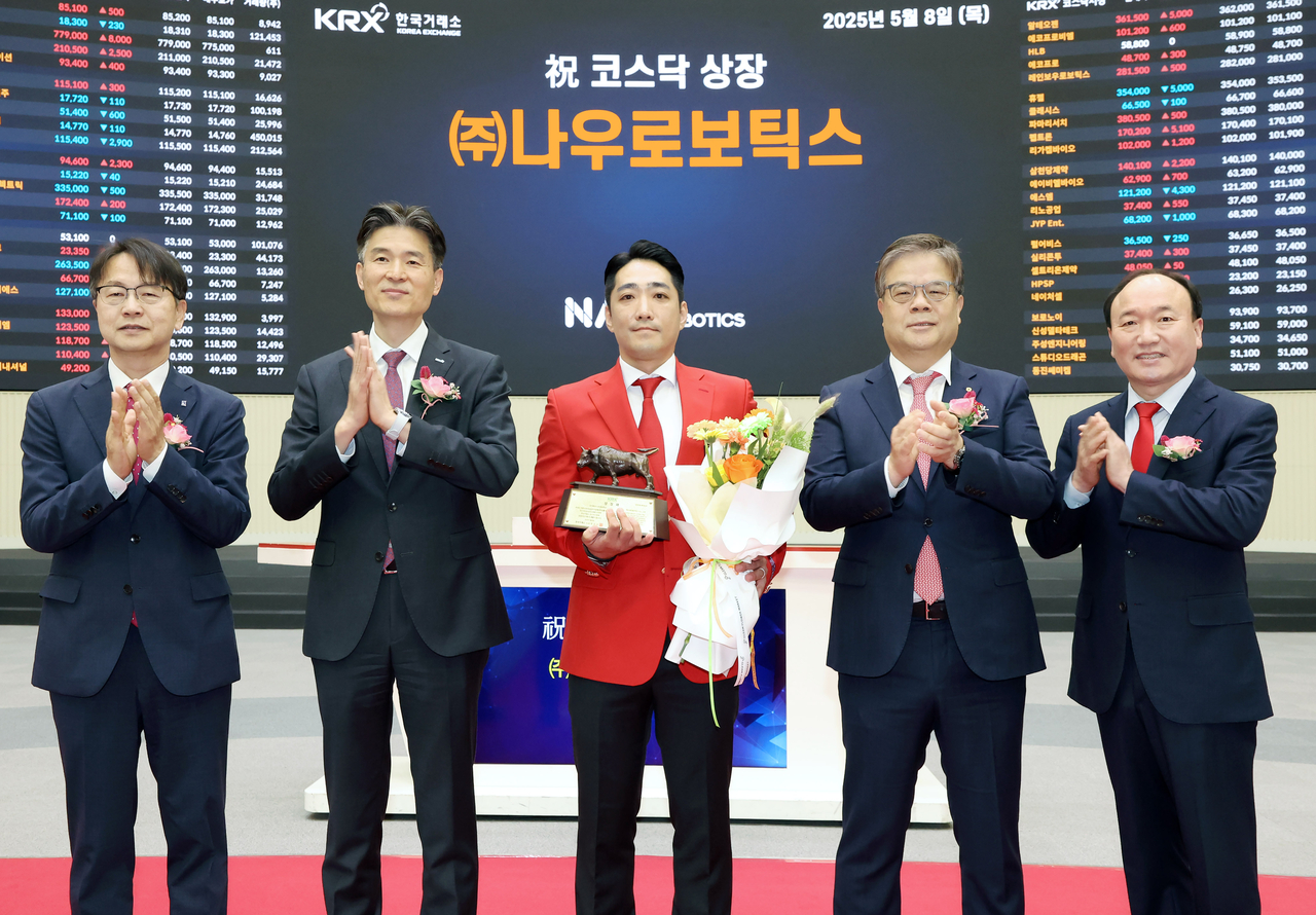 한국거래소 코스닥시장본부가 8일 서울사옥 홍보관에서 산업용로봇 및 로봇자동화시스템을 제조·판매하는 나우로보틱스의 코스닥 시장 상장기념식을 개최, 상장기념패를 전달한 후 기념 촬영을 하고 있다. 김대영(왼쪽부터) 한국IR협의회 부회장, 민경욱 한국거래소 코스닥시장본부장, 이종주 나우로보틱스 대표이사, 오익근 대신증권 대표이사, 강왕락 코스닥협회 부회장의 모습. [한국거래소]