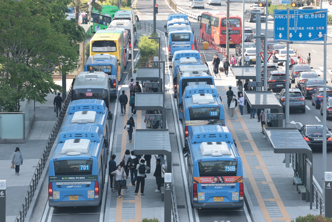서울 시내버스 노조가 연휴가 끝난 뒤 첫차부터 준법투쟁(준법운행)을 재개한 지난 7일 서울역 앞 버스환승센터 정류장에 버스들이 줄지어 서 있다. [연합뉴스]