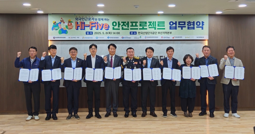 홍은표(우측) 세정 상무이사를 비롯해 프로젝트 참여 관계자들이 기념촬영을 하고 있다. [세정 제공]