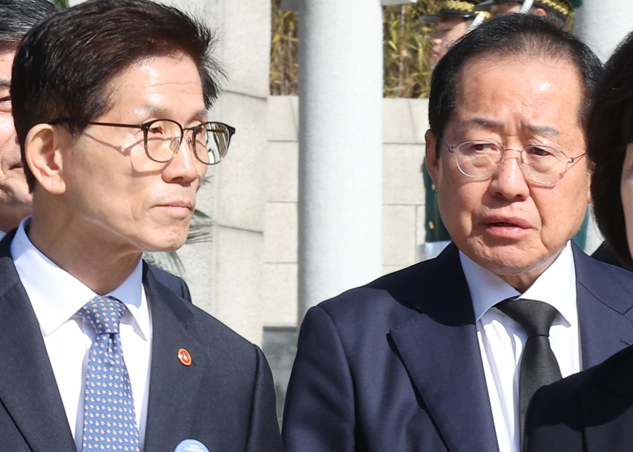 홍준표(우) 전 대구시장과 김문수(좌) 국민의힘 대선 후보[연합]