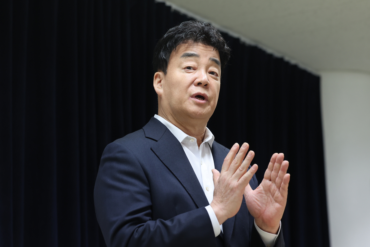 백종원 더본코리아 대표가 지난 3월 28일 서울 서초구 스페이스쉐어 강남역센터에서 열린 첫 정기 주주총회를 마친 뒤 언론 앞에서 질의 응답을 하고 있다. [연합]