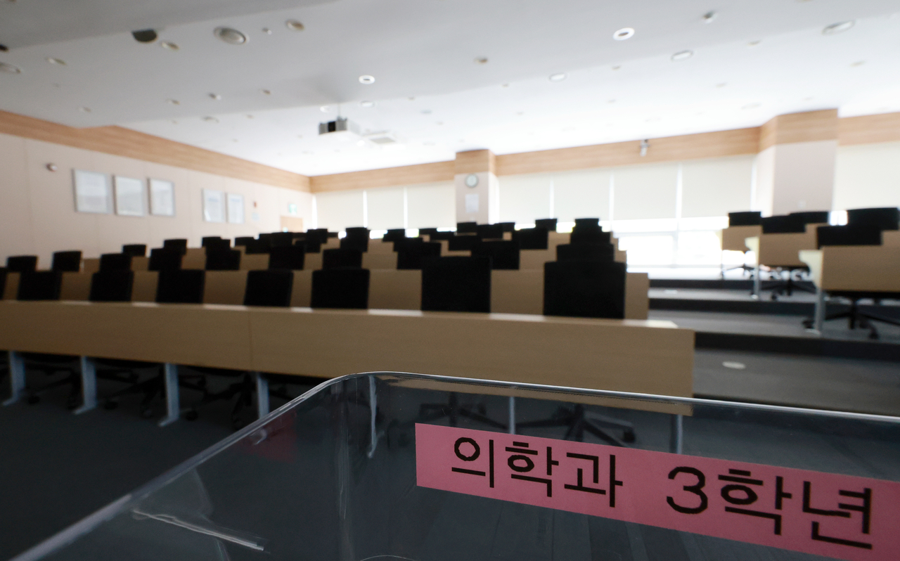 전국 40개 의대 ‘미복귀 학생’에 대한 유급·제적 처분이 확정됐다. ‘제적 예정’ 의대생들은 대부분 복귀했지만 ‘유급 예정’ 의대생 1만여명은 끝내 학교로 돌아오지 않았다. 의대생 대표들은 ‘자퇴 투쟁’ 의지도 드러내면서 대선 이후까지 버티겠다는 의지를 확고히 드러냈다. 사진은 텅빈 의과대학 강의실. [연합]