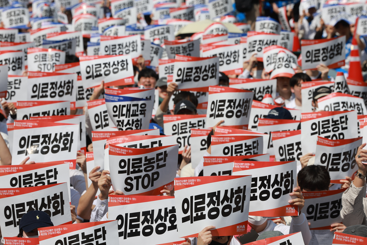 ‘의료정상화를 위한 전국의사궐기대회’에서 참석자들이 정부의 의대 증원 정책과 의료개혁특별위원회 운영 등을 규탄하며 구호를 외치고 있다. [연합]