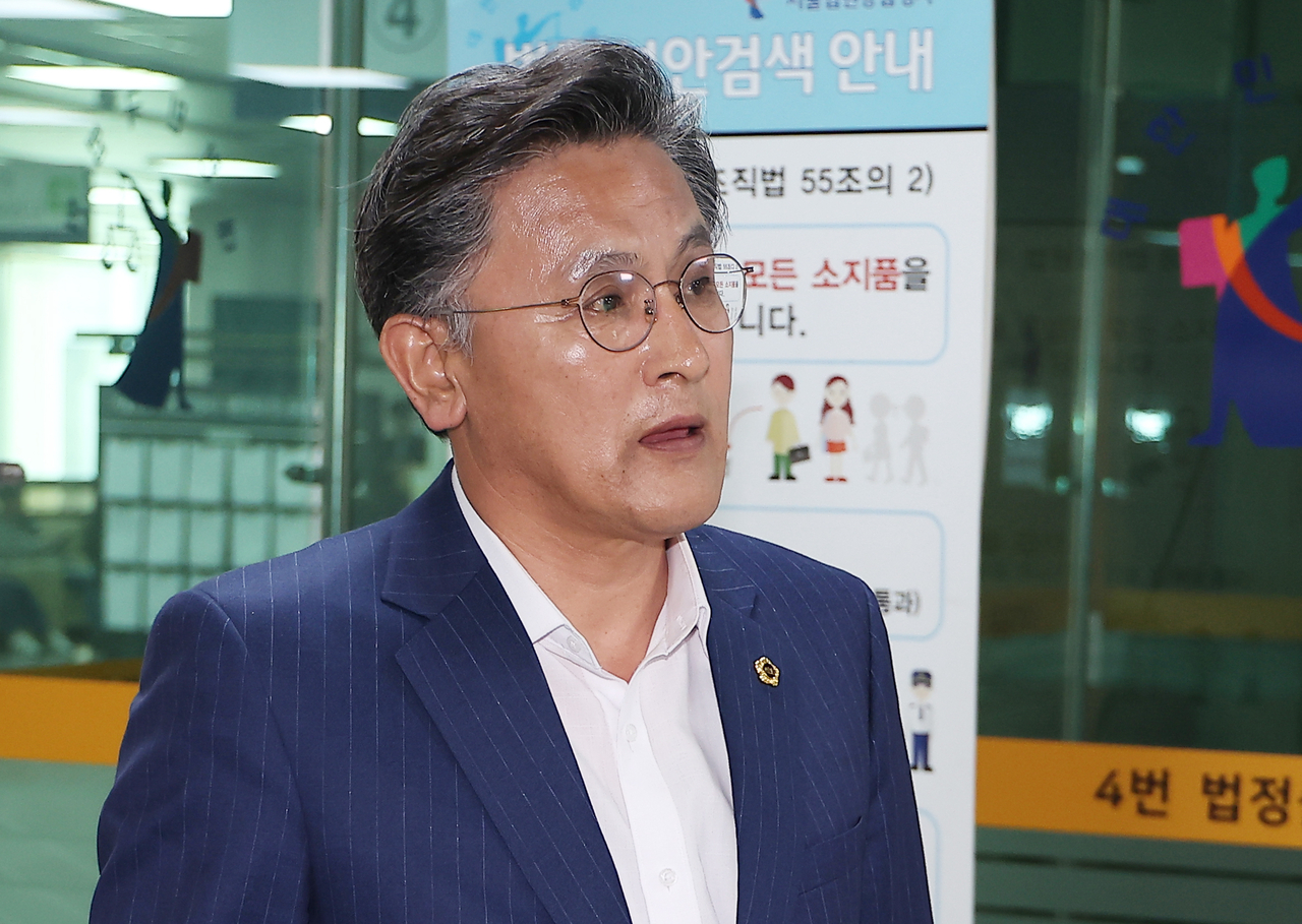 건설업자로부터 금품을 수수한 혐의를 받는 박성만 경북도의회 의장이 지난달 30일 구속 전 피의자 심문(영장실질심사)에 출석하기 위해 서울 서초구 서울중앙지방법원으로 향하고 있다. [연합]
