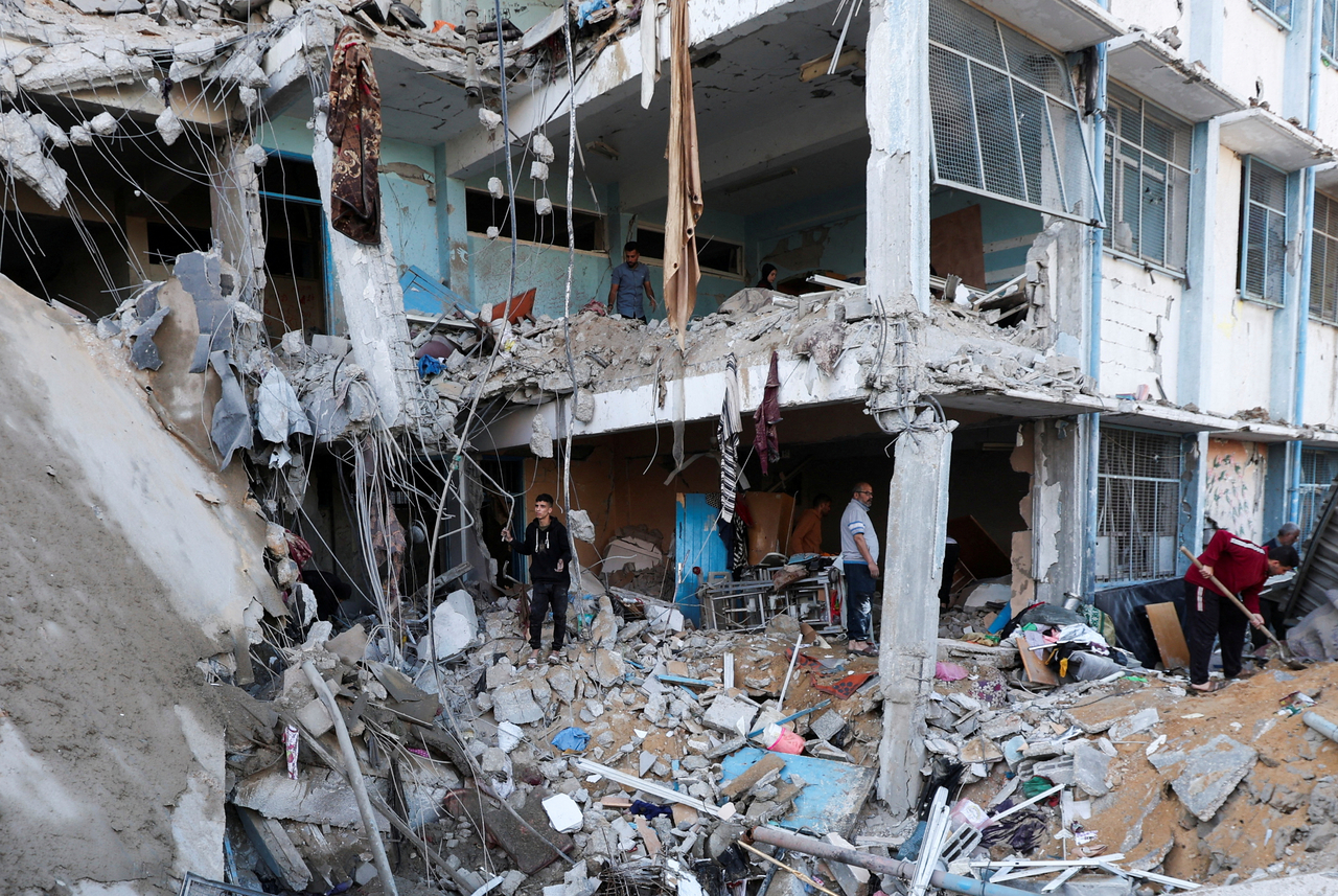 Palestinians inspect the site of an Israeli strike in the Bureij camp, Gaza Strip, Wednesday. (Reuters-Yonhap)