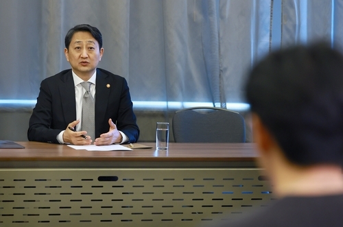 안덕근 산업통상자원부 장관이 지난 6일(현지시간) 체코 프라하 도착 직후 열린 기자 간담회에서 발언하고 있다.  [산업통상자원부 제공]