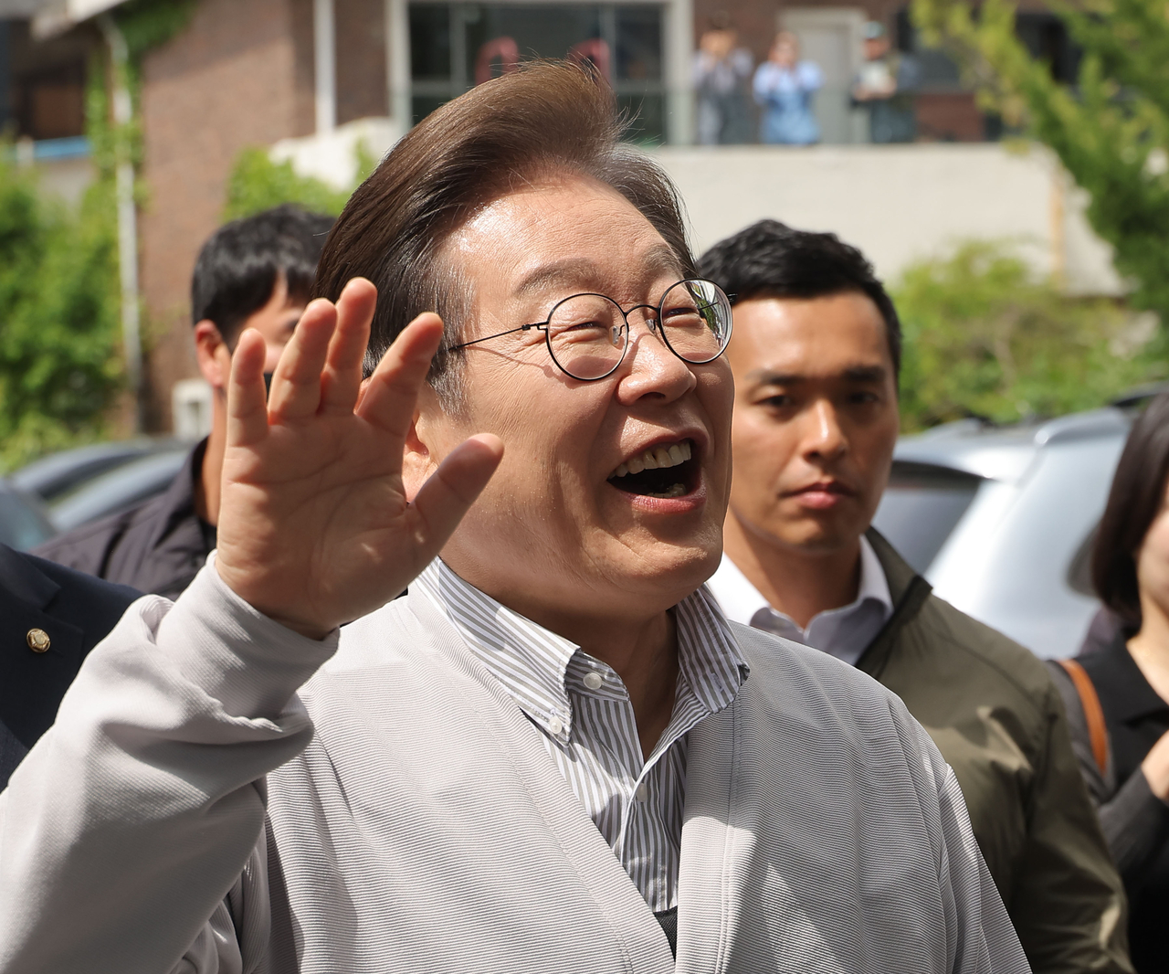 이재명 더불어민주당 대선 후보가 ‘골목골목 경청투어:국토종주편’에 나선 7일 전북 전주시 풍남문 앞 광장 인근에서 지지자 및 시민들에게 밝게 인사하고 있다. 이날 서울고등법원은 오는 15일 예정됐던 이 후보의 공직선거법 위반 혐의 사건 파기환송심 첫 공판을 오는 6월 18일로 연기했다. [연합]