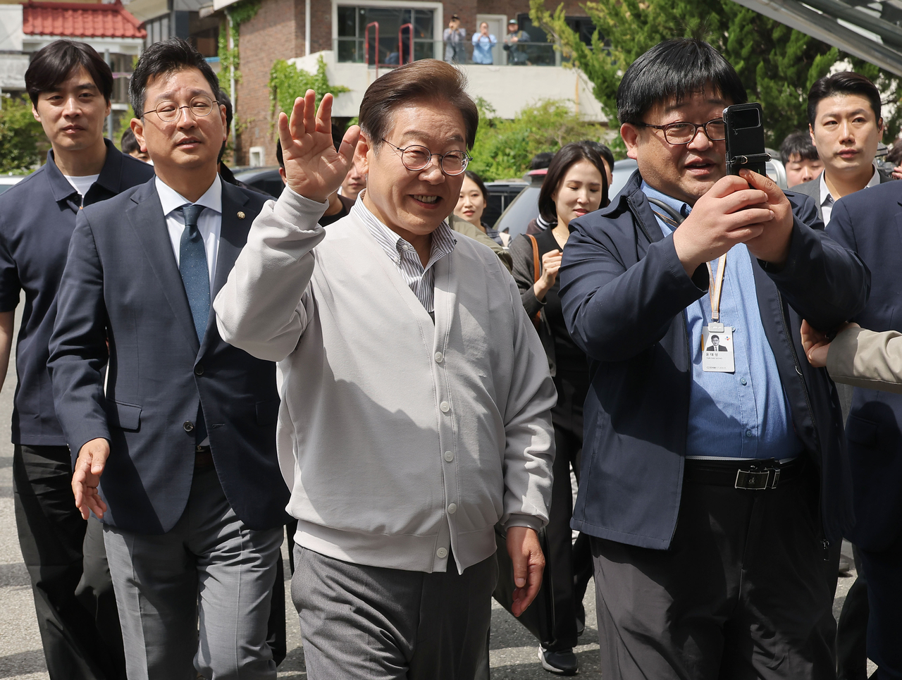 Democratic Party of Korea's presidential candidate Rep. Lee Jae-myung waves to supporters during his trip to Imsil, North Jeolla Province, on Wednesday. Yonhap