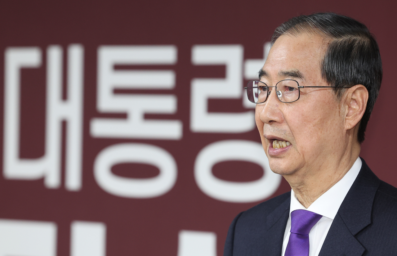 무소속 한덕수 대통령선거 예비후보가 7일 서울 영등포구 선거캠프 사무실에서 열린 기자회견에서 대선 단일화와 관련해 발언하던 모습. <연합>