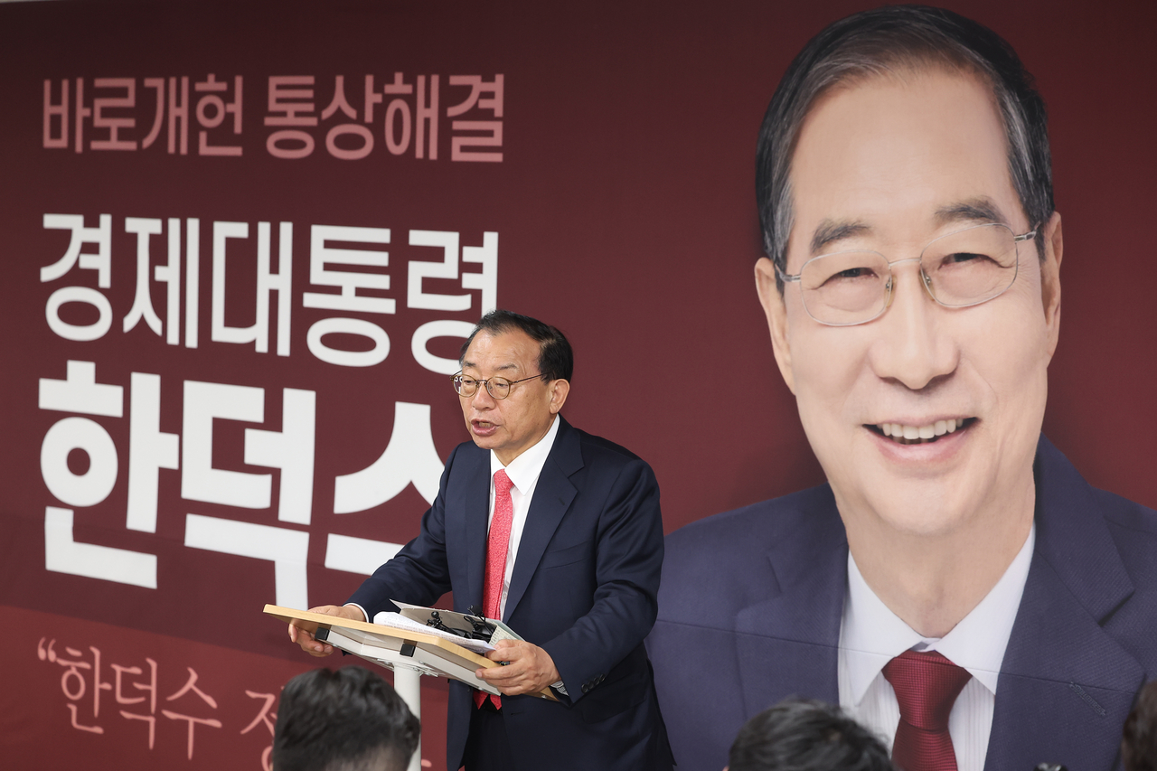 무소속 한덕수 대통령선거 예비후보 캠프 이정현 대변인이 지난 7일 서울 영등포구 한 후보 캠프 사무실에서 한 후보의 기자회견이 끝난 뒤 취재진 질문에 답하던 모습 <연합>