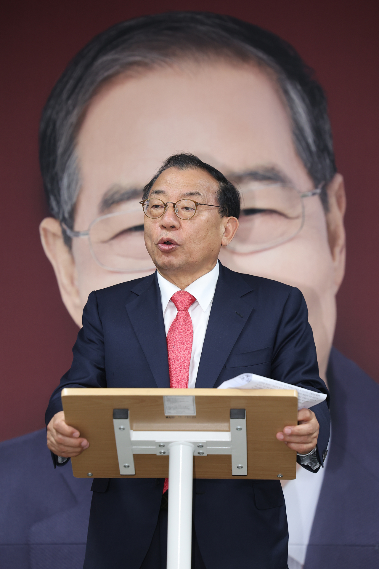 무소속 한덕수 대통령선거 예비후보 캠프 이정현 대변인이 7일 서울 영등포구 한 후보 캠프 사무실에서 한 후보의 기자회견이 끝난 뒤 취재진 질문에 답하고 있다. <연합>