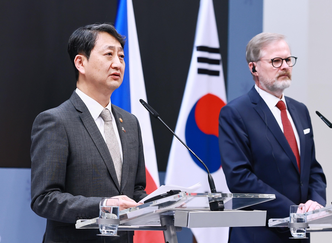 South Korean Industry Minister Ahn Duk-geun (left) and Czech Prime Minister Petr Fiala speak during a signing ceremony for an agreement on cooperation in the Korea–Czech nuclear power industry, held in Prague, Czech Republic, on Wednesday. (Joint Press Corps)