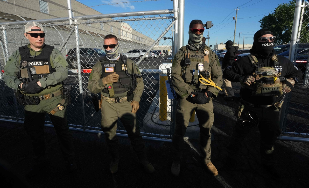 Immigration and Customs Enforcement agents stand near a gate at Delaney Hall, a newly converted immigrant detention centre in Elizabeth, New Jersey, Wednesday. (AFP-Yonhap)