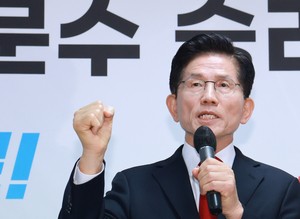 Kim Moon-soo urges PPP to stop pushing consolidation with Han Duck-soo