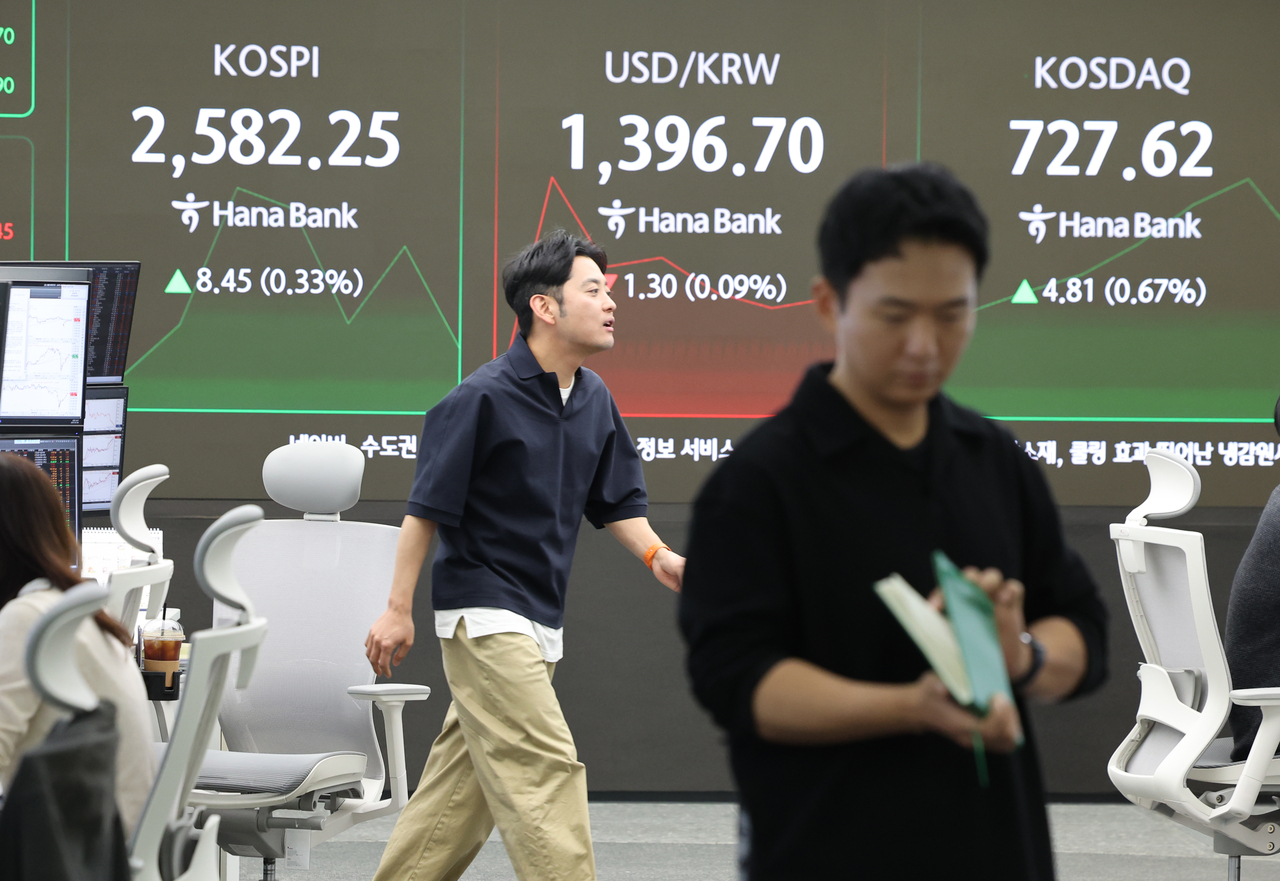 8일 오전 서울 중구 하나은행 본점 딜링룸에서 딜러들이 분주히 움직이고 있다. 이날 코스피는 장 초반 2580대에서 강보합세로 출발. 원/달러 환율 보합세로 출발. [연합]