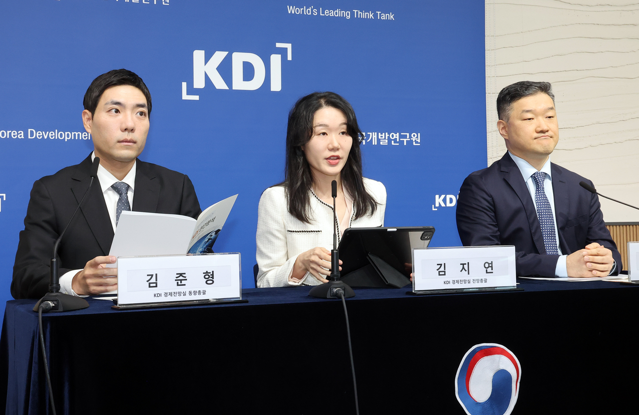 한국개발연구원(KDI) 김지연 전망총괄(가운데)이 8일 정부세종청사에서 KDI 현안분석 ‘잠재성장률 전망과 정책적 시사점’을 설명하고 있다. 왼쪽은 김준형 동향총괄, 오른쪽은 정규철 경제전망실장. [연합]