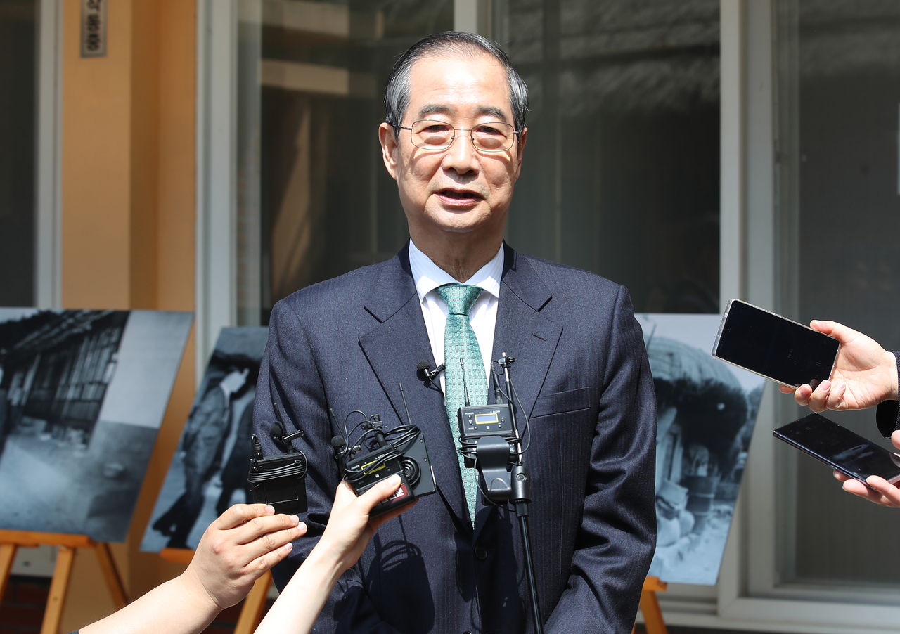 무소속 한덕수 대선 예비후보가 8일 경북 구미시 박정희 전 대통령 생가를 방문해 기자들의 질문에 답변하고 있다. <연합>