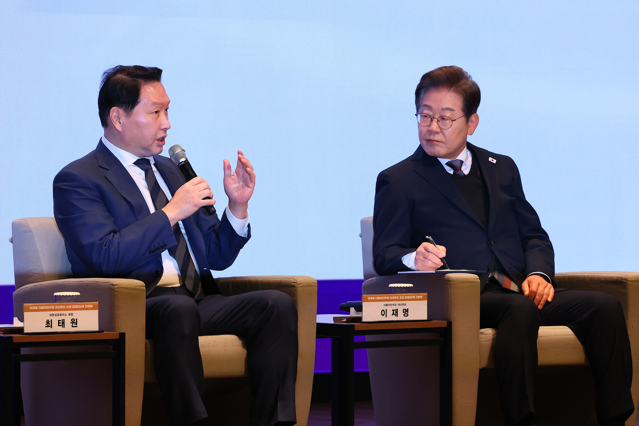 Democratic Party of Korea's presidential candidate Rep. Lee Jae-myung (right) and Chey Tae-won, chair of the Korea Chamber of Commerce and Industry, participate in talks with South Korean business leaders held by Lee at the KCCI headquarters in Seoul on Thursday. (Pool photo via Yonhap)